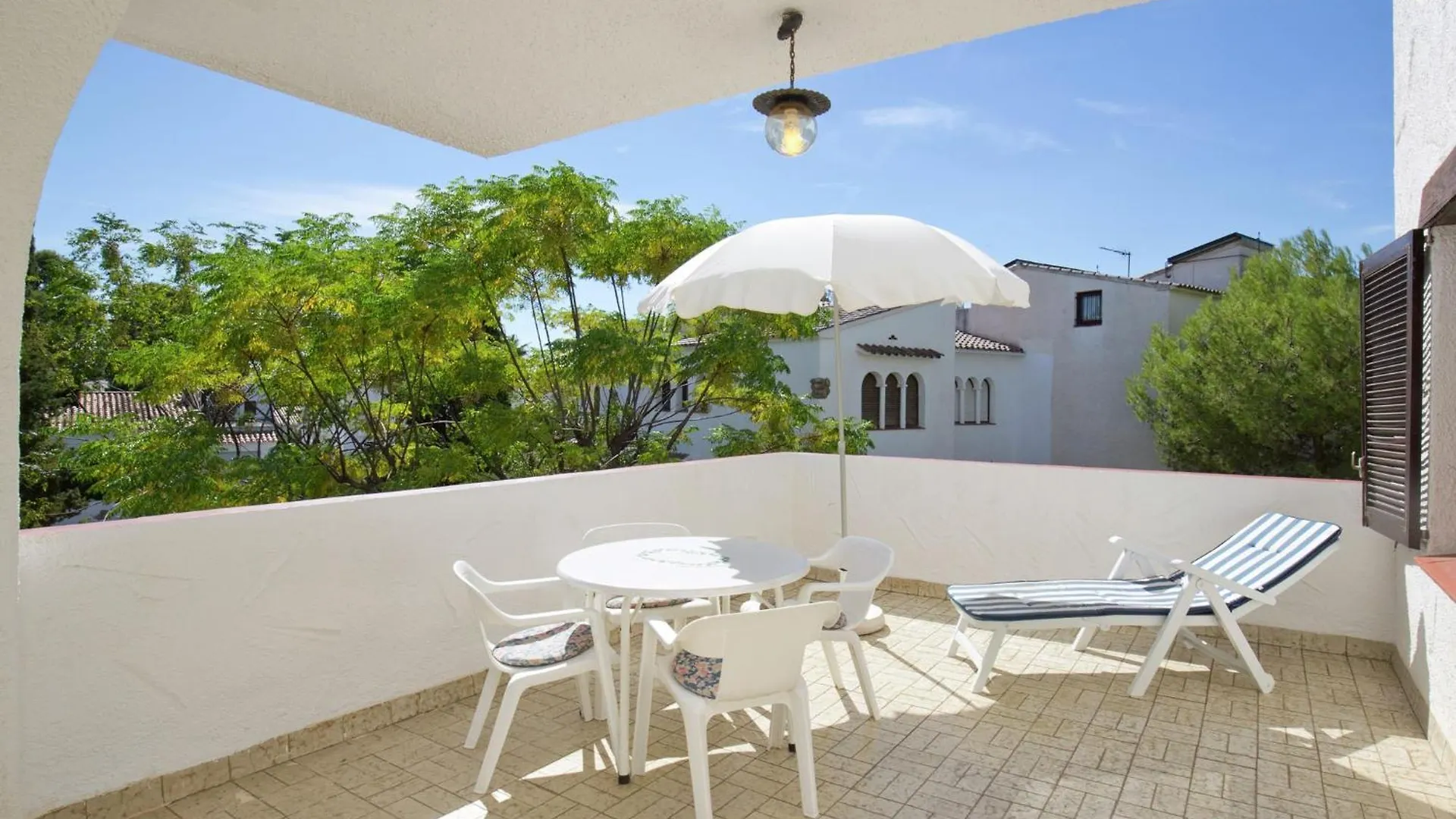 Small Building With 4 Apartments Close To The Beach Mont-roig del Camp