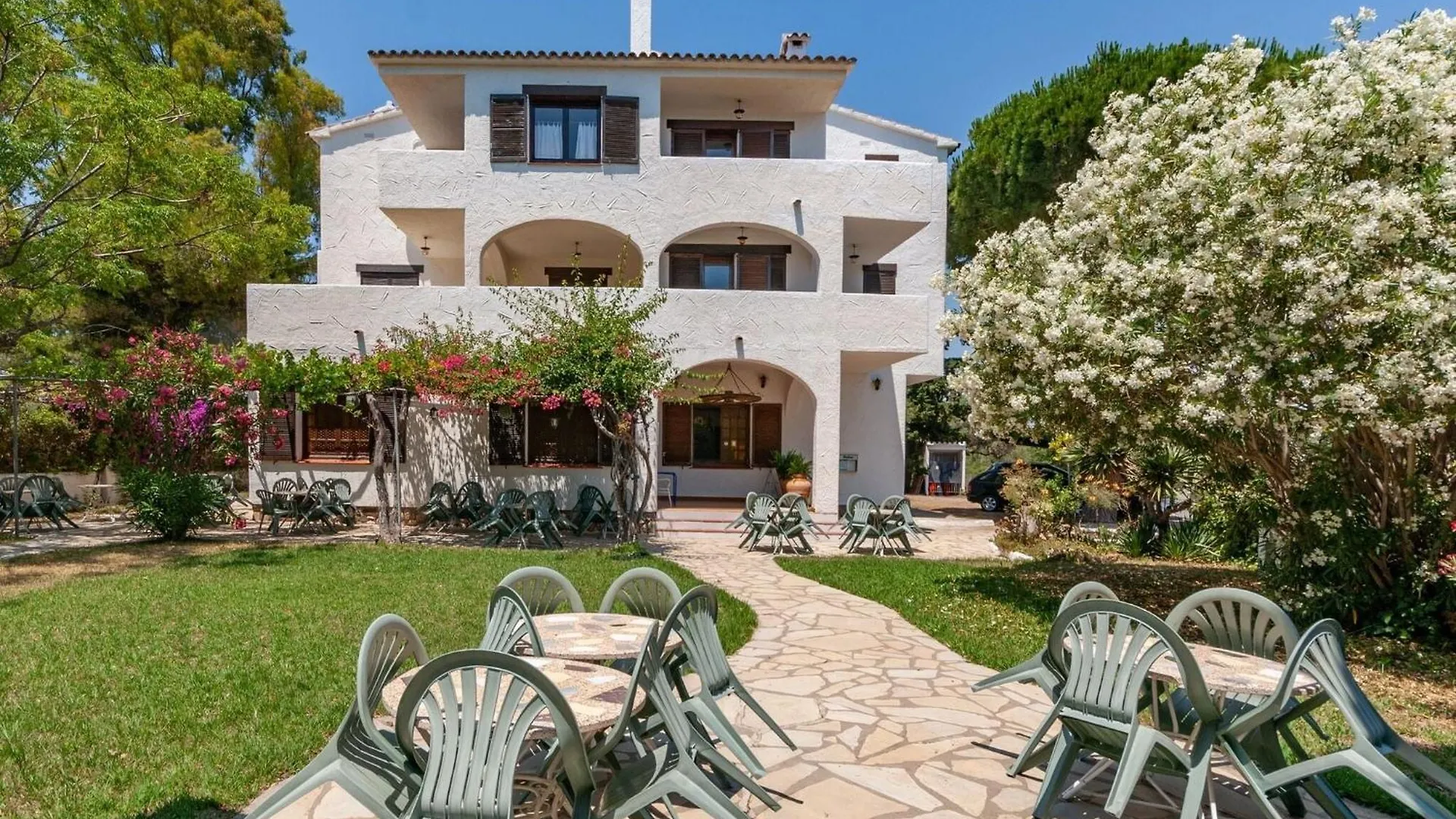 Small Building With 4 Apartments Close To The Beach Mont-roig del Camp