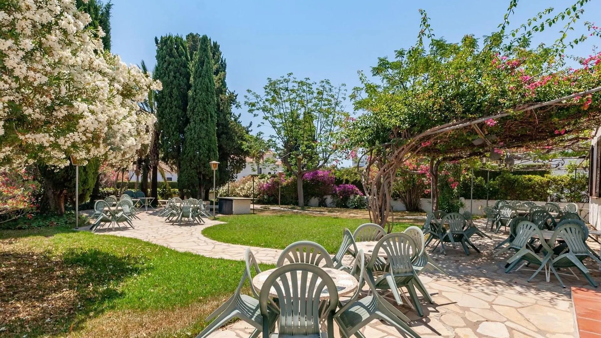 Small Building With 4 Apartments Close To The Beach Mont-roig del Camp