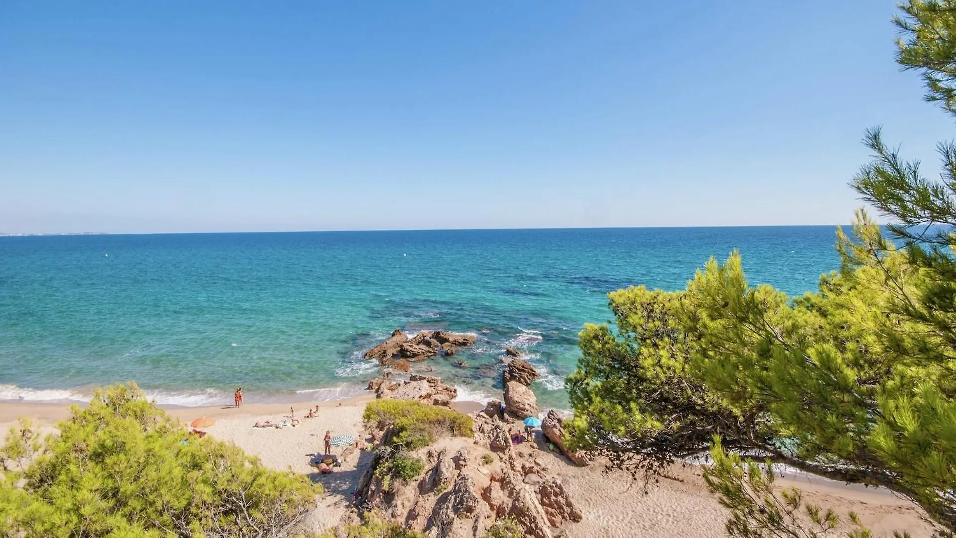 Small Building With 4 Apartments Close To The Beach Mont-roig del Camp
