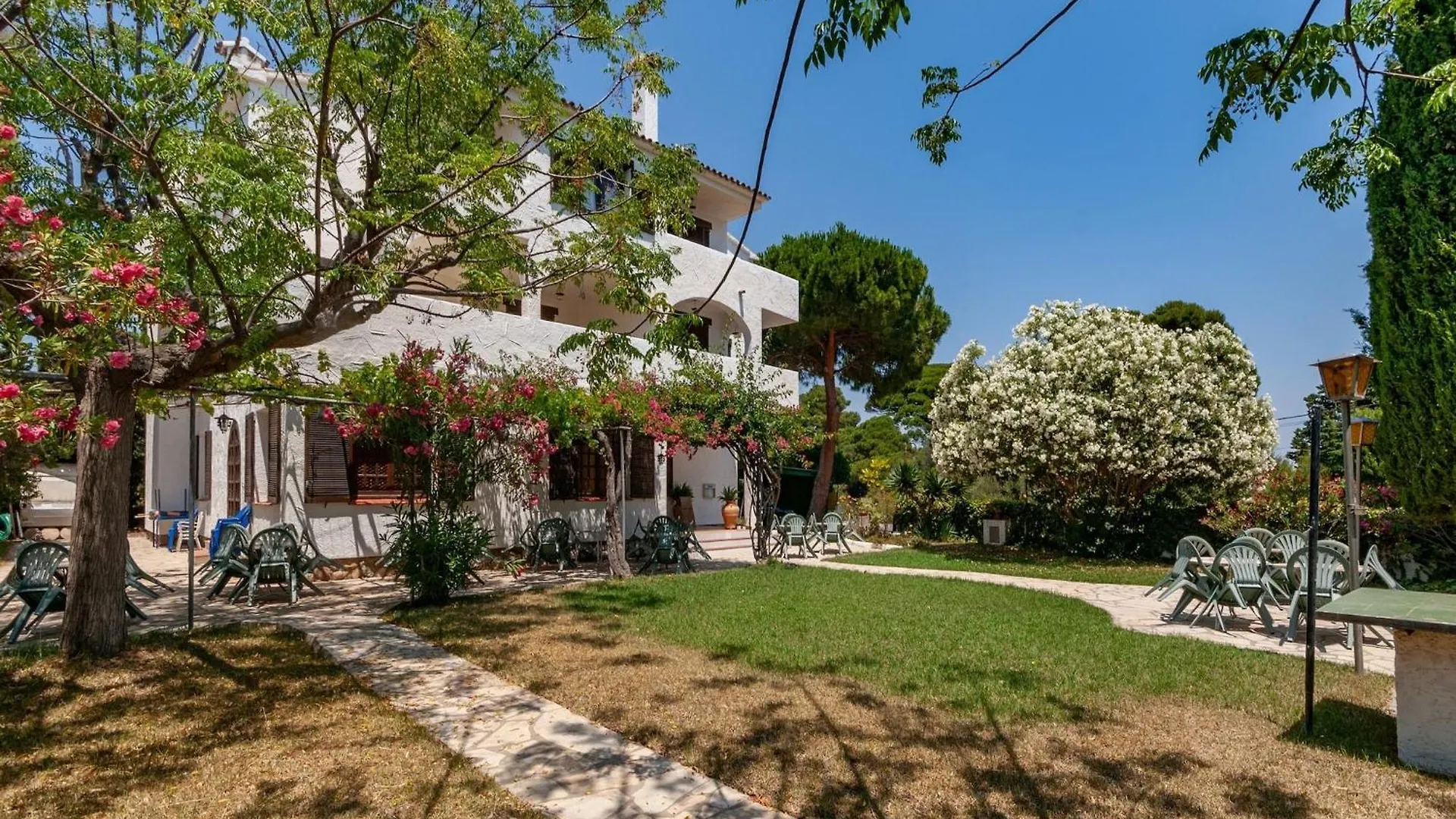 Small Building With 4 Apartments Close To The Beach Mont-roig del Camp