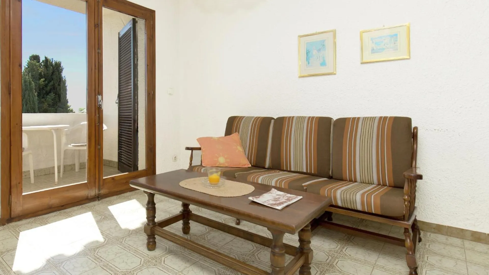 Small Building With 4 Apartments Close To The Beach Mont-roig del Camp 0*,