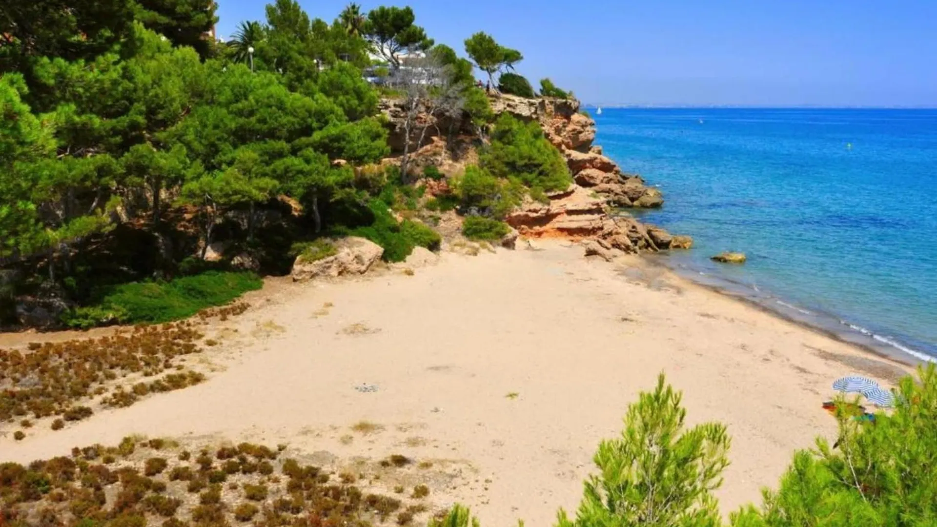 Small Building With 4 Apartments Close To The Beach Mont-roig del Camp 0*,  Hiszpania