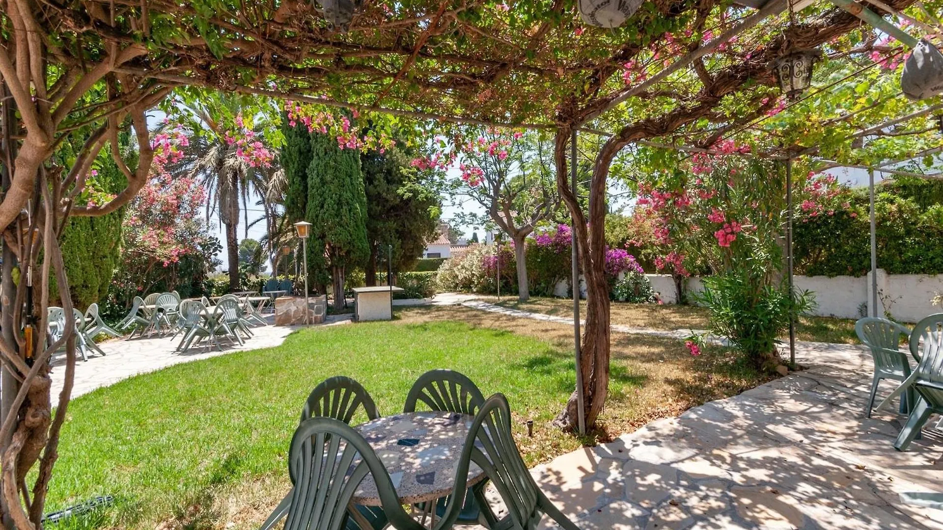 Mont-roig del Camp Small Building With 4 Apartments Close To The Beach ספרד